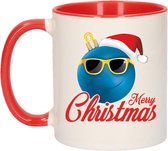 Merry Christmas kerstcadeau kerstmok rood kerstbal blauw met kerstmuts 300 ml