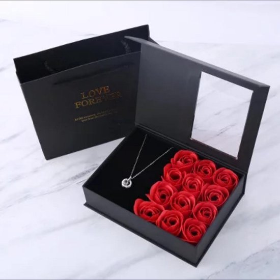 bol.com | Valentijn Rozen Giftbox - Met 12x rode zeeprozen met Hartje  ketting "100" talen i love...