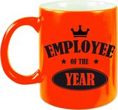 1x stuks collega cadeau mok / beker employee of the year/ werknemer van het jaar - neon oranje - personeel cadeau