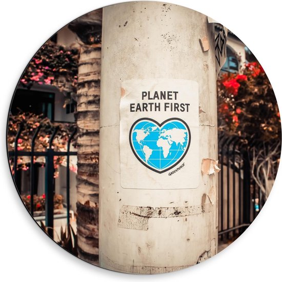 Dibond Wandcirkel - ''Planet Earth First'' Flyer op Paal - 50x50cm Foto op Aluminium Wandcirkel (met ophangsysteem)