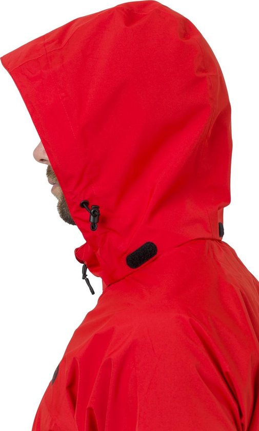 Profiel van een rode jas met capuchon, trekkoorden en klittenbandsluiting bij de nek.