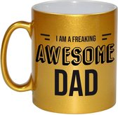 Cadeau mok / beker met tekst I am a freaking awesome dad - goud - kado mokken / bekers - cadeau papa/vader