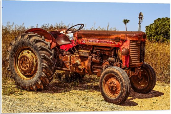 Forex - Oude Roestige Tractor Rood - 90x60cm Foto op Forex