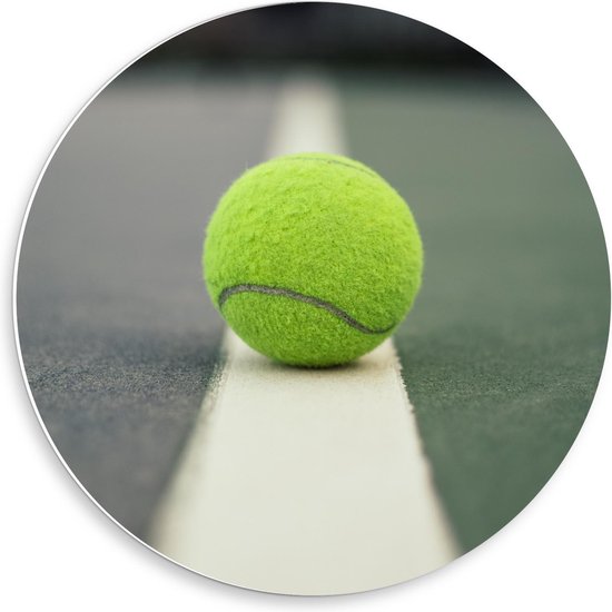 Forex Wandcirkel - Tennisbal op Witte Lijn - 50x50cm Foto op Wandcirkel (met ophangsysteem)