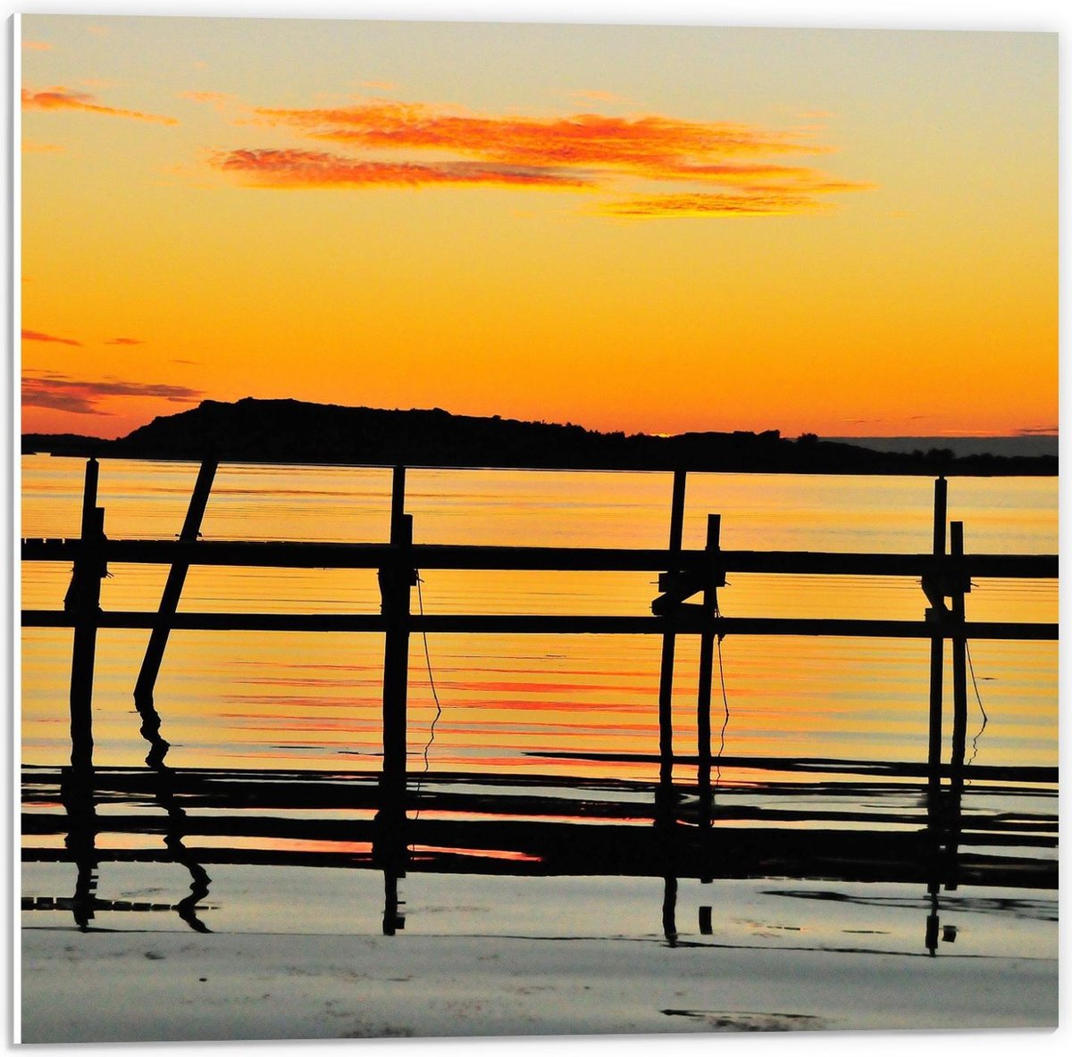Forex - Houten Palen aan het Meer met Zon - 50x50cm Foto op Forex