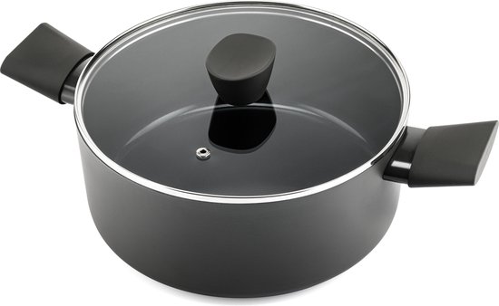 Casserole noire avec couvercle en verre, bord argenté et poignées noires.