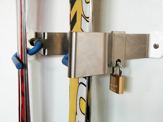 Partij Van Ski Op Aangepaste Houten Muur Wordt De Gehangen Zet Bij Garage Voor Seizoengebonden Opslag Die Het Extreme Materiaal Image125477837