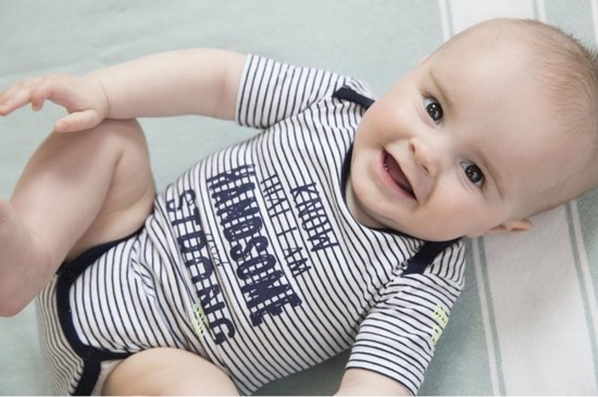 Lachende baby in een gestreept rompertje met de tekst 'KNOW THAT I AM HANDSOME and STRONG'