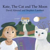 Boekomslag van 'Kate, The Cat and The Moon' met een meisje met blond haar en een witte kat voor een huis en de maan.