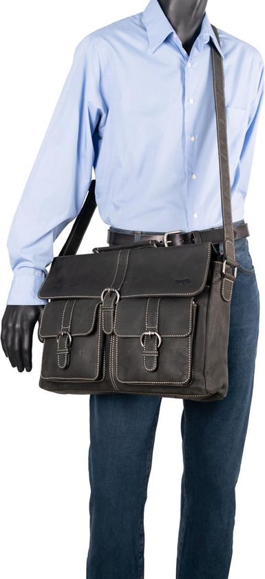 Mannequin portant une chemise bleu clair, un jean et un sac messager en cuir noir avec des boucles.