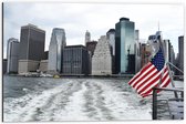 Dibond - Amerikaanse Vlag voor Gebouwen - 60x40cm Foto op Aluminium (Wanddecoratie van metaal)