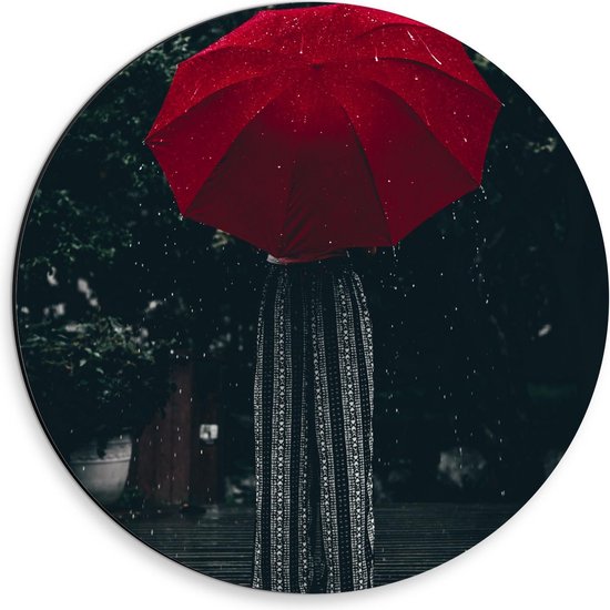 Dibond Wandcirkel - Rode Paraplu in de Regen - 30x30cm Foto op Aluminium Wandcirkel (met ophangsysteem)