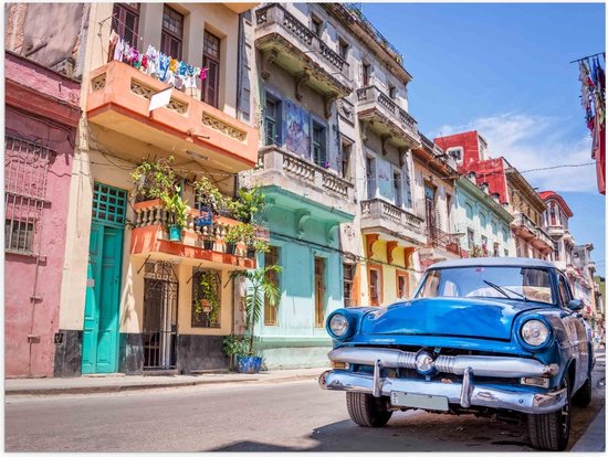 Poster - Blauwe Auto in Straat in Cuba - Foto op Posterpapier