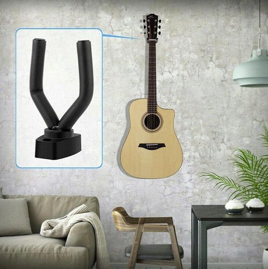 Lichtbruine akoestische gitaar hangend aan een zwarte wandbeugel.
