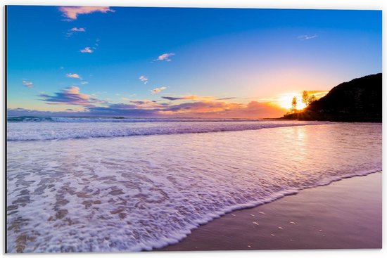 Dibond - Zonopkomst op het Strand - 60x40cm Foto op Aluminium (Wanddecoratie van metaal)