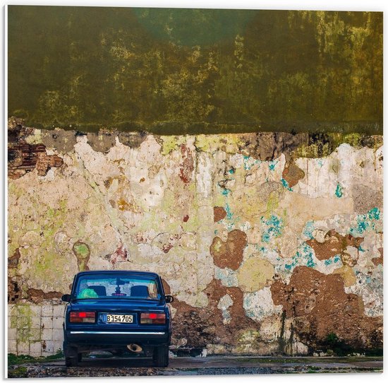 Forex - Geparkeerde Auto bij Verwoeste Muur - 50x50cm Foto op Forex