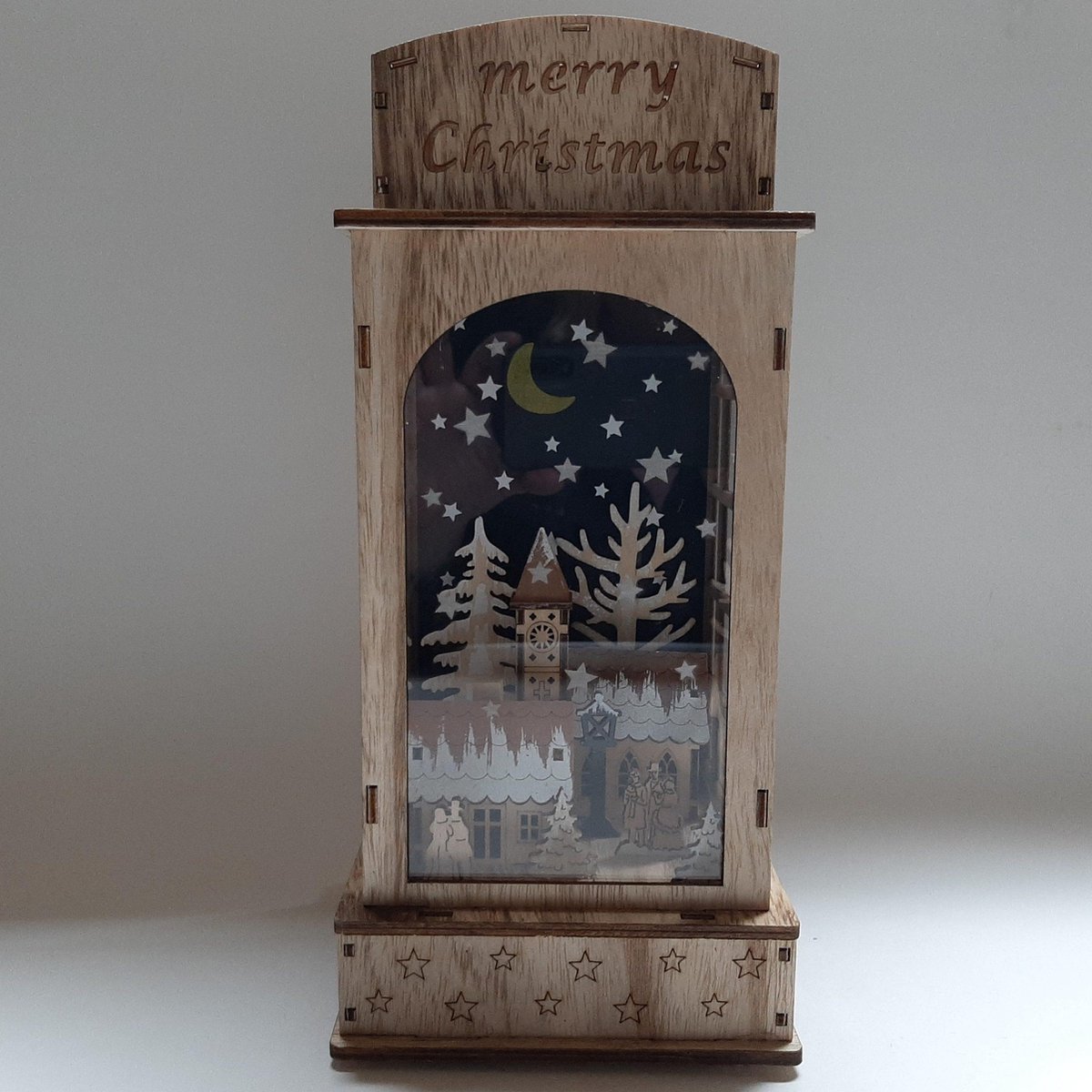 Houten kerstlantaarn – met LED & winters tafereel – 32 cm – Merry Christmas