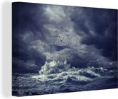 Canvas Schilderij Vogels vliegen over een wilde zee met zeegolven - 90x60 cm - Wanddecoratie