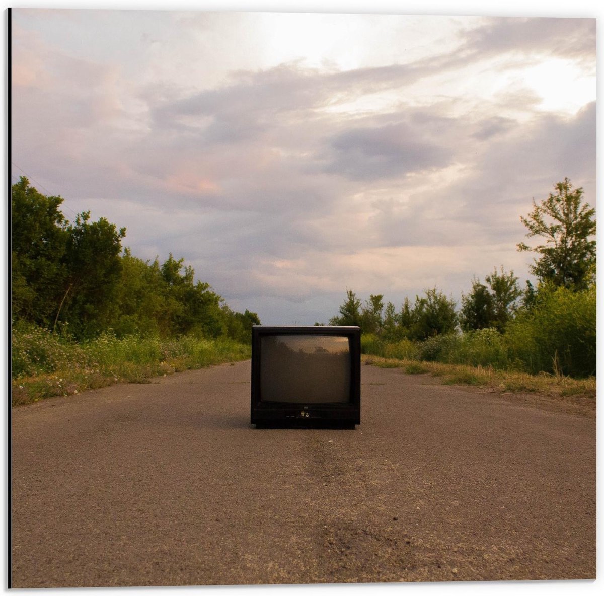 Dibond - Oude Televisie op de Weg  - 50x50cm Foto op Aluminium (Met Ophangsysteem)