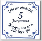 Spreuktegel - Zijn We Eindelijk 5 Jaar Getrouwd Krijgen We Zo'n Kut Tegeltje