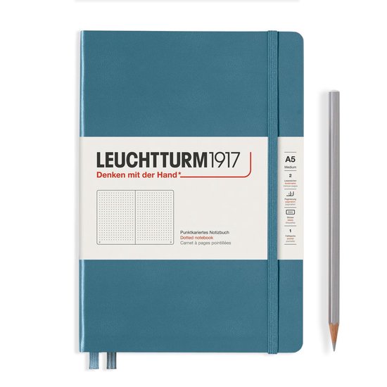 Een blauw Leuchtturm1917 A5 notitieboek met stippen en een grijze potlood.