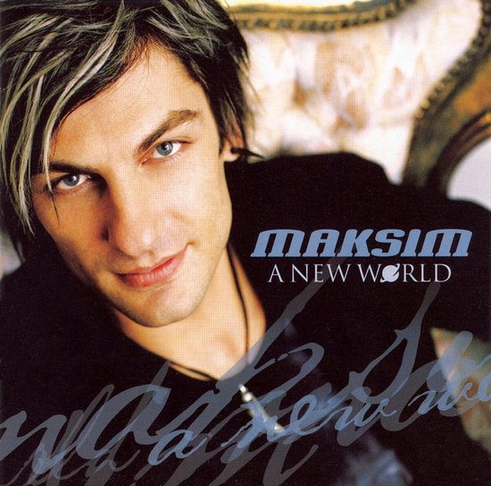 Gros plan sur le chanteur Maksim, cheveux avec mèches, regardant la caméra. Titre : Maksim A New World.