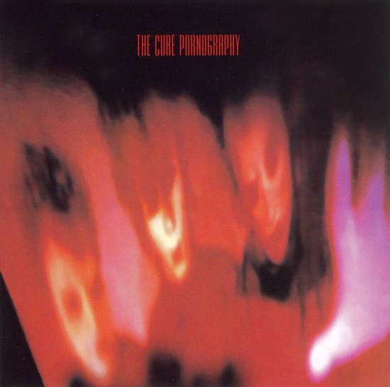 Albumhoes van The Cure Pornography, met rode en paarse abstracte, wazige gezichtsvormen.