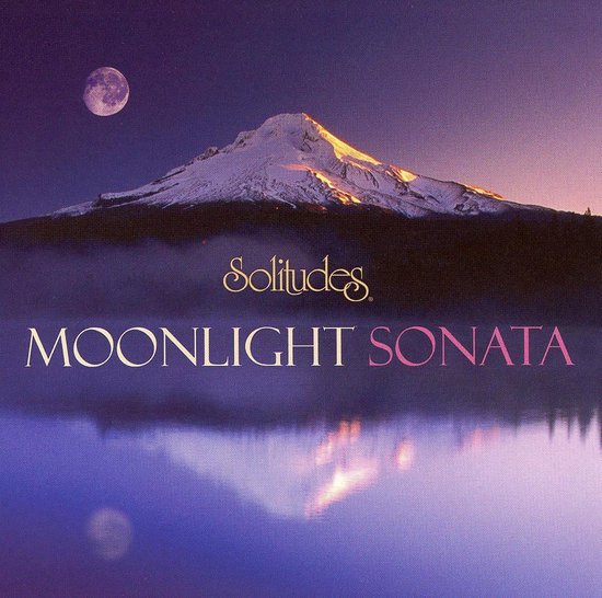 Le titre 'Solitudes MOONLIGHT SONATA' est au premier plan d'une montagne enneigée au clair de lune, avec la lune et des reflets sur l'eau.
