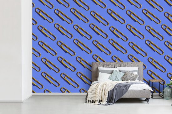 Behang - Fotobehang - Paperclips op blauwe achtergrond - Breedte 330 cm x  hoogte 220 cm | bol.com