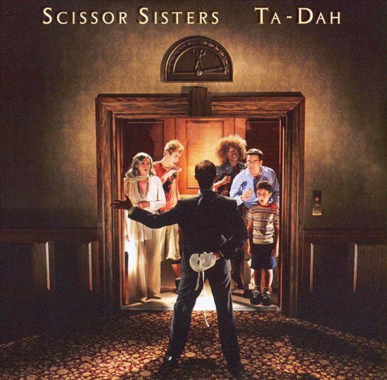 Albumcover 'Ta-dah' van Scissor Sisters met een groep mensen in een lift, bekeken vanuit de voorkant door een man.