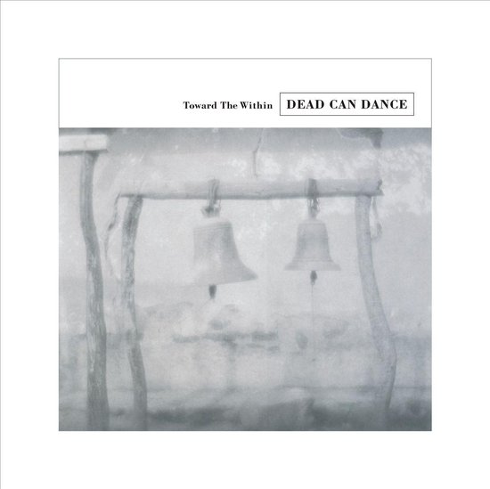 Albumcover met de tekst 'Toward The Within' en 'DEAD CAN DANCE'. Twee klokken hangen aan een houten balk, met vage, sfeervolle achtergrond.