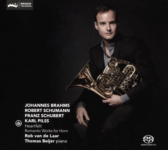 Een man met een zwart pak en grijs overhemd houdt een gouden hoorn vast. Links op de foto staat tekst, waaronder "Heartfelt", "Romantic Works for Horn", en namen van musici.