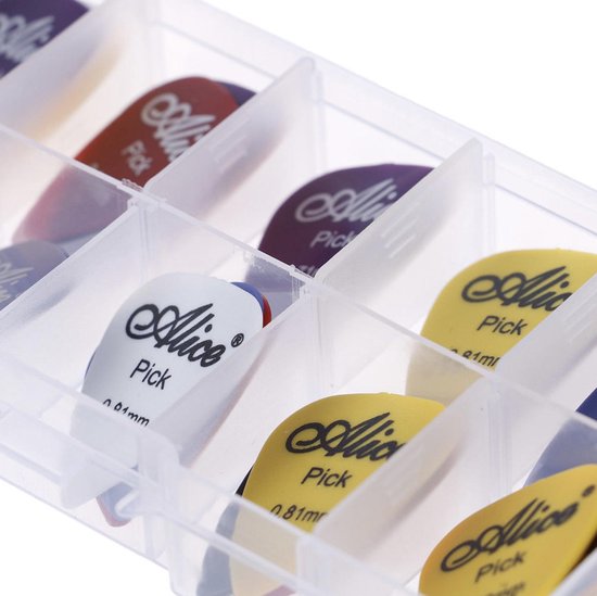 Close-up van een transparante plectrumkoffer met Alice plectrums in wit, geel en blauw.