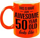 This is what an awesome 50 year old looks like cadeau mok / beker - 330 ml - neon oranje - verjaardag - kado koffiemok / theebeker