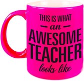 This is what an awesome teacher looks like tekst cadeau mok / beker - 330 ml - neon roze - kado juf/meester/docent/leraar/lerares