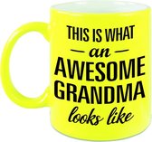 Awesome grandma / oma neon gele cadeau mok / beker 330 ml