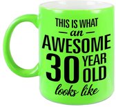 Awesome 30 year cadeau mok / beker neon groen 330 ml