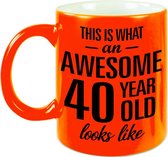 Awesome 40 year cadeau mok / beker neon oranje 330 ml