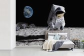 Behang - Fotobehang Astronaut - Maan - Aarde - Breedte 600 cm x hoogte 400 cm