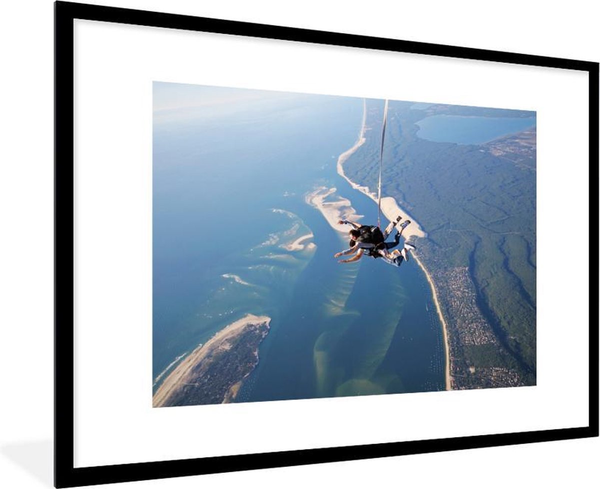 Fotolijst incl. Poster - Skydiven aan de kust - 120x80 cm - Posterlijst - PosterMonkey