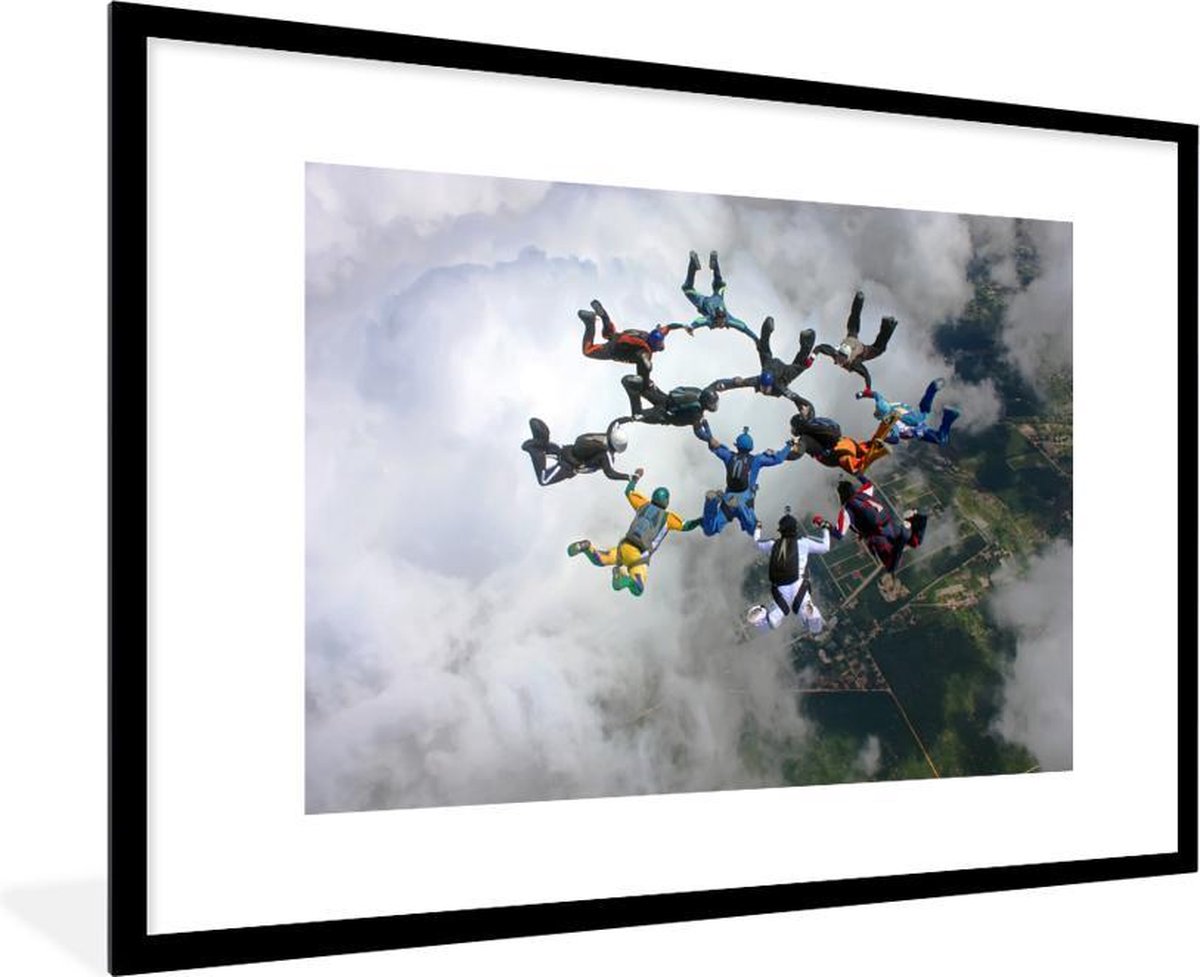 Fotolijst incl. Poster - Skydivers in formatie - 120x80 cm - Posterlijst - PosterMonkey