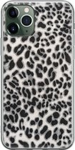 Leuke Telefoonhoesjes - Hoesje geschikt voor iPhone 11 Pro Max - Luipaard grijs - Soft case - TPU - Luipaardprint - Grijs