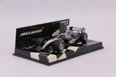 De 1:43 Diecast modelauto van de McLaren Mercedes MP4-19 #5 van 2004.. De bestuurder was David Coulthard.De fabrikant van het schaalmodel is Minichamps.