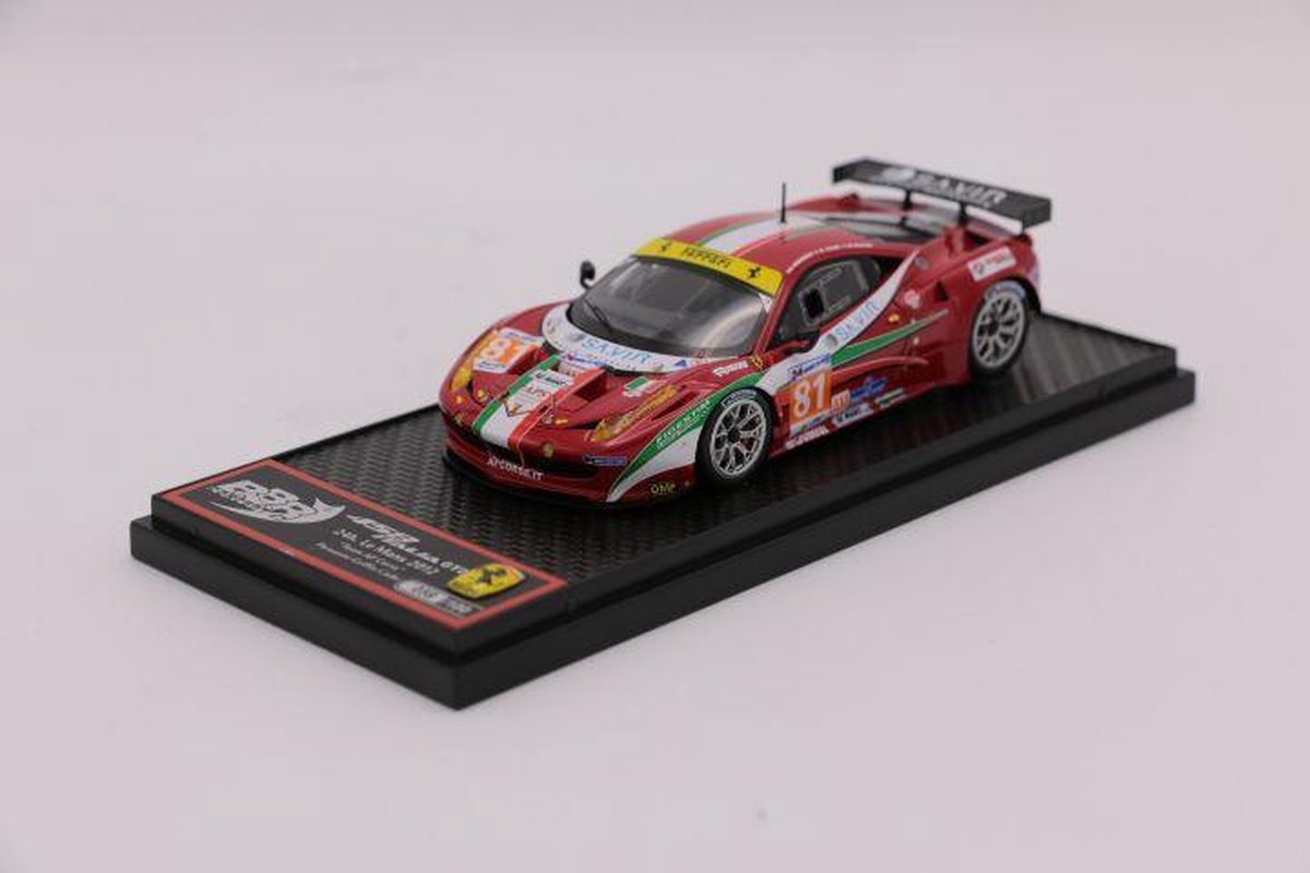 De 1:43 Diecast modelauto van de Ferrari 458 Italia GT2 AF Corse #81 van de 24H LeMans 2012.De rijders waren Matt Griffin/Niki Cadei en Piergiuseppe Perazzini.This scalemodel is beperkt door 100pcs. De fabrikant is BBR Models