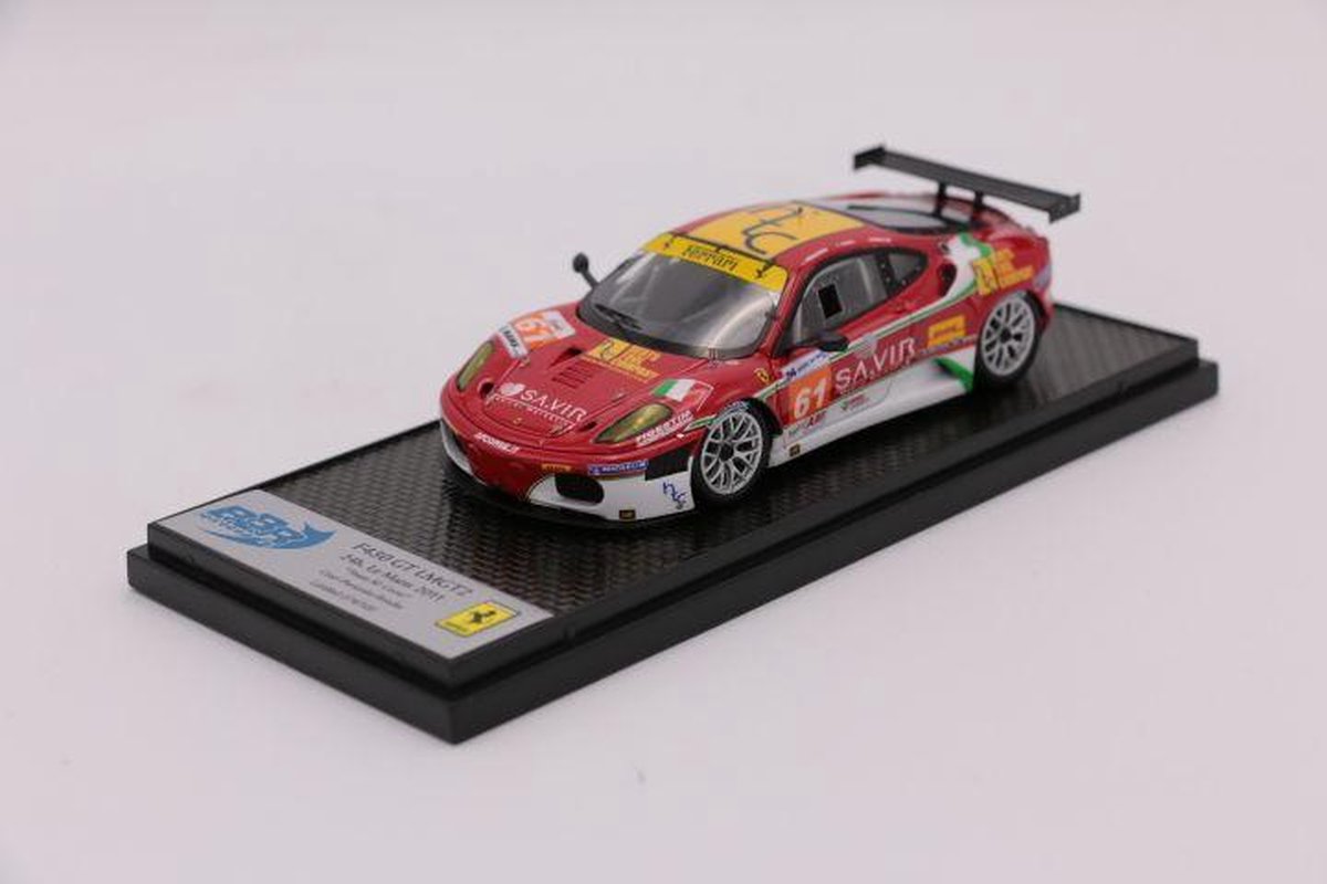 De 1:43 Diecast modelauto van de Ferrari 458 Italia GT2 AF Corse #61 van de 24H LeMans 2011.De rijders waren Gioci/Perrazzini en Breslin.This scalemodel is beperkt tot 100 stuks. De fabrikant is BBR Models.