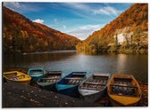 Dibond - Bootjes in Berglandschap - 40x30cm Foto op Aluminium (Met Ophangsysteem)