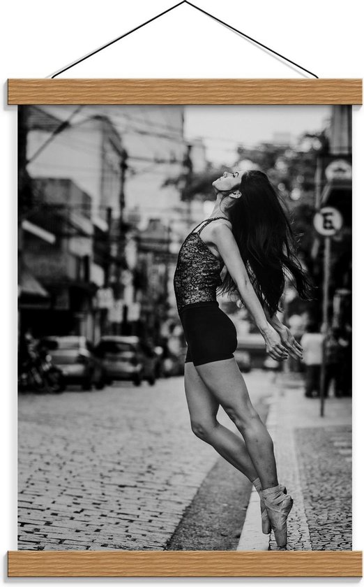 Schoolplaat – Dansende Vrouw (zwart/wit) - 30x40cm Foto op Textielposter (Wanddecoratie op Schoolplaat)