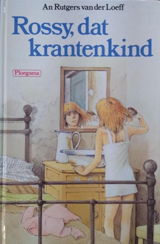 Een meisje met blond haar staat voor een spiegel en kamt haar haar. Ze draagt een witte jurk. Op de achtergrond een bed.