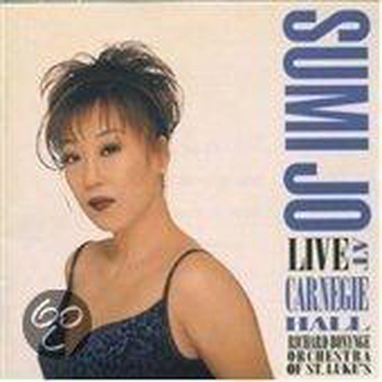 Sumi Jo, live in Carnegie Hall, met een donkere jurk en strikjes, met de tekst "Sumi Jo Live at Carnegie Hall".