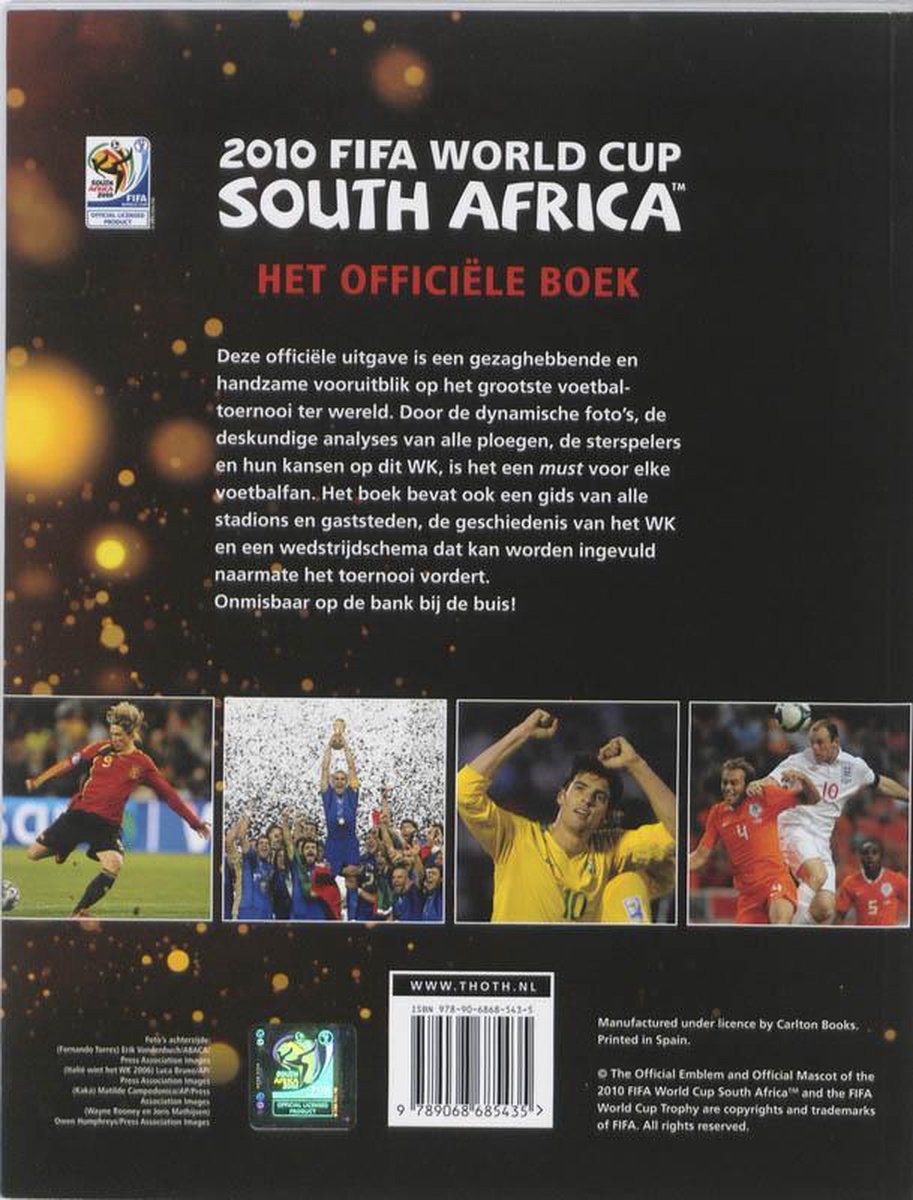 Arrière de la couverture du livre officiel de la Coupe du Monde 2010. Quatre photos de joueurs avec le trophée. Titre et numéro ISBN.